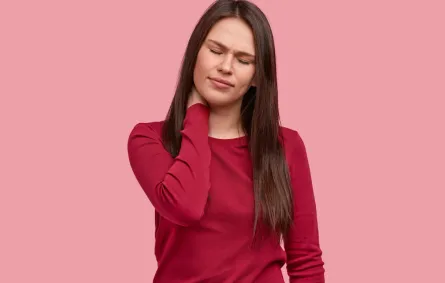 سيدة تشعر بتنميل في الرقبة - freepik