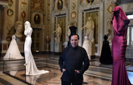 المصمم الراحل عز الدين علايا بتاريخ يوليو 2015 - (مصدر الصورة  AFP PHOTO / GABRIEL BOUYS (Photo by GABRIEL BOUYS / AFP)