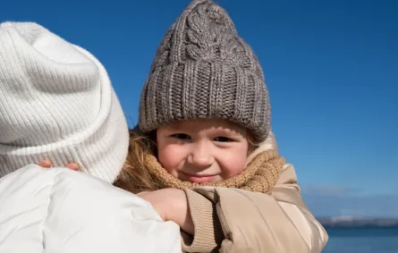 صورة لطفل تحمله أمه 