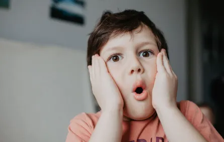 صورة طفل يشعر بالخوف