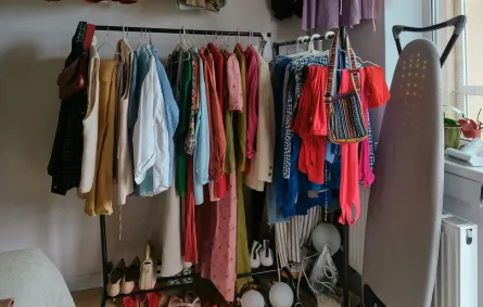 تبديل الملابس في الخزانة  