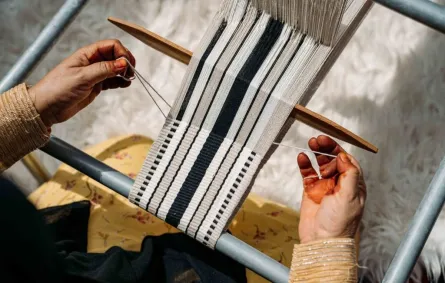 فن السدو. الصورة من وكالة الأنباء الإماراتية "وام"