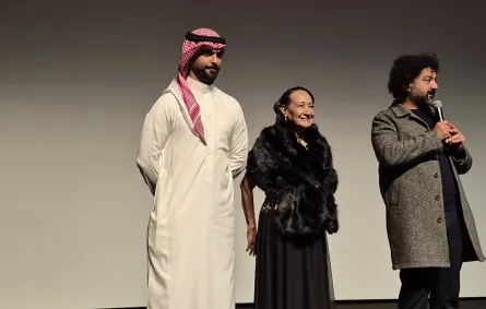 المنتج محمد الدراجي على خشبة قاعة العرض رفقة الممثلين خيرية نظمي ونواف الظفيري - صورة خاصة لسيدتي تصوير منية كواش