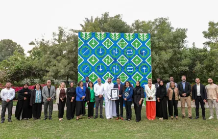 أكبر جدارية موزاييك من أغطية العبوات البلاستيكية في حديقة أم الإمارات. الصورة من وكالة الأنباء الإماراتية "وام"