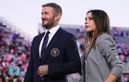 ديفيد بيكهام وفيكتوريا بيكهام في ملعب تشيس في فورت لودرديل، فلوريدا (David Beckham and Victoria Beckham at Chase Stadium in Fort Lauderdale, Florida). مصدر الصورة: Rich Storry/Getty Images/AFP