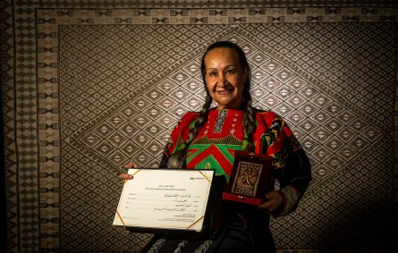 الممثلة خيرية نظمي تتسلم الجائزة عوضا عن نواف الظفيري - صورة خاصة لسيدتي تصوير منية كواش