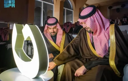أمير منطقة المدينة المنورة ووزير الثقافة في حفل افتتاح مركز الأمير محمد بن سلمان العالمي للخط العربي. الصورة من وكالة الأنباء السعودية "واس"