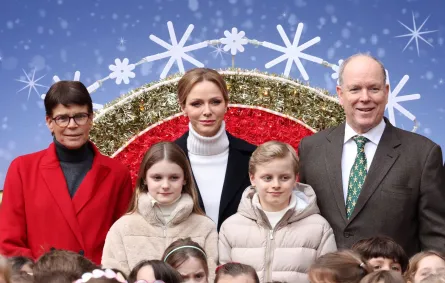 الأميرة ستيفاني، والأميرة غابرييلا، والأميرة شارلين، والأمير جاك، والأمير ألبرت الثاني في قصر موناكو في موناكو (Princess Stephanie, Princess Gabriella, Princess Charlene, Prince Jacques and Prince Albert II at the Monaco Palace in Monaco). مصدر الصورة: Valery HACHE / AFP