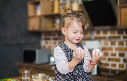 صورة لطفلة تحب البيض