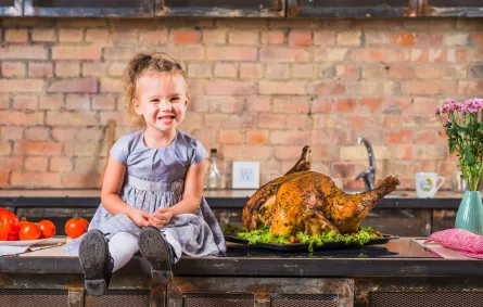 صورة لطفلة تحب الدجاج