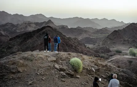 بدأت أولى محطات الفعالية برحلة "هايكنج". الصورة من مكتب دبي الإعلامي