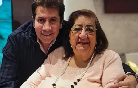 هاني رمزي مع والدته الراحلة- الصورة من حسابه على إنستغرام