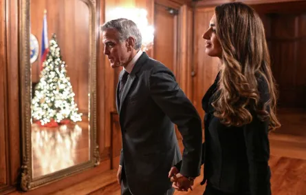 جورج كلوني مع زوجته أمل كلوني في قصر مالاكانانغ في مانيلا (George Clooney with his wife Amal Clooney at the Malacanang Palace in Manila). مصدر الصورة: NOEL CELIS / POOL / AFP