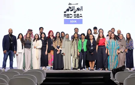 الفائزون بالجوائز يقفون على خشبة المسرح في حفل توزيع جوائز سوق البحر الأحمر ضمن فعاليات مهرجان البحر الأحمر السينمائي الدولي 2025 (مصدر الصورة: Hoda Davaine/Getty Images for The Red Sea International Film Festival )