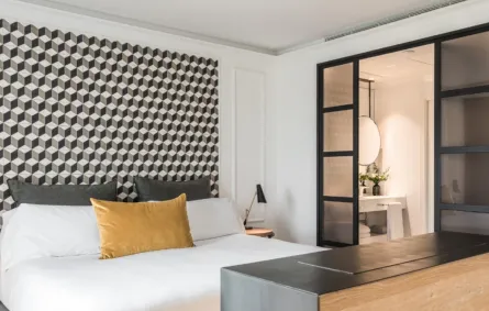 غرفة عصرية في فندق سيراس (الصورة من صفحة serrasbarcelona الرسمية على انستغرام)