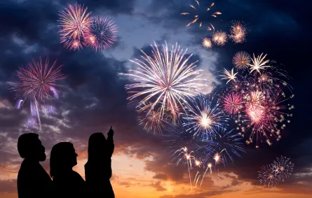 أفراد العائلة يحتفلون بالعام الجديد