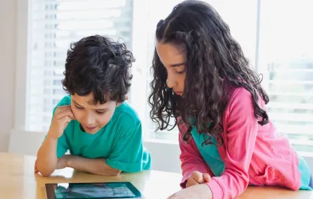 صورة لإدمان الأطفال للأجهزة الرقمية