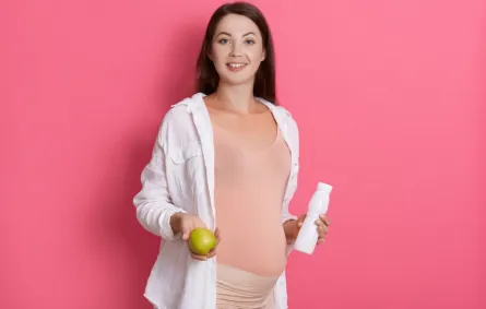 صورة لحامل تمسك بزجاجة كريم الترطيب