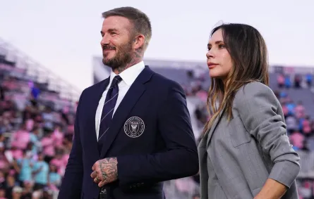 ديفيد بيكهام وفيكتوريا بيكهام في ملعب تشيس في فورت لودرديل، فلوريدا (David Beckham and Victoria Beckham at Chase Stadium in Fort Lauderdale, Florida). مصدر الصورة: Rich Storry/Getty Images/AFP