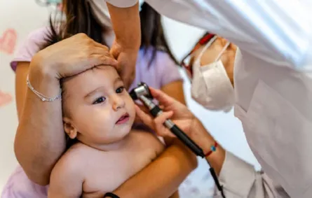 صورة لطبيب وطفل مريض