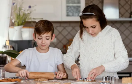 صورة لطفلين يعدان الطعام وحدهما