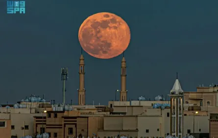 ظهور قمر الذئب في سماء الحدود الشمالية