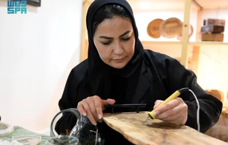 إحدى الحرفيات السعوديات في قرية أتاريك العالمية. الصورة من وكالة الأنباء السعودية "واس"
