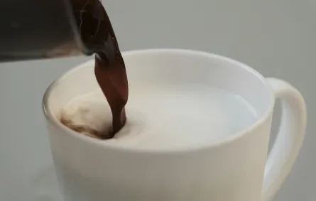 فنجان الكاكاو الساخن بالحليب