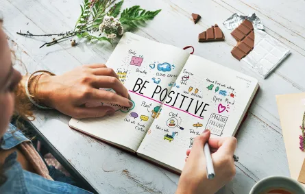 كيف أجعل تفكيري إيجابياً مع العام  الجديد- المصدر  by rawpixel.com on Freepik