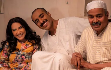 منصور البلوشي يتوسط عبد الرحمن العقل وهدي حسين بكواليس الغميضة- الصورة من  حسابه على الانستغرام