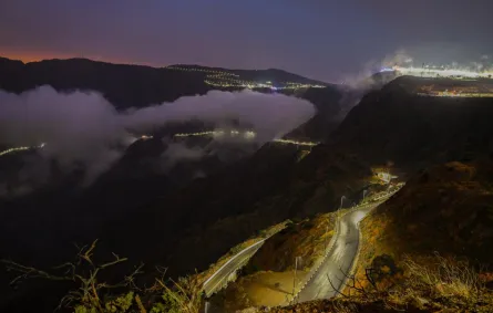 طرق متعرجة على امتداد الجبال في منطقة الباحة السعودية