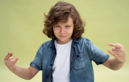 صورة تعبر عن طفل يقلد سلوكيات سيئة