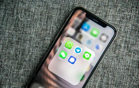 تطبيقات مراسلة منها واتساب على الهاتف