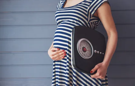 صورة لحامل تتمسك بالميزان