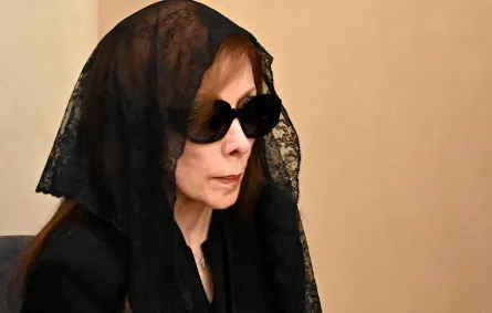 فيروز تتلقى التعازي خلال جنازة ابنها زياد الرحباني، في كنيسة رقاد السيدة العذراء الأرثوذكسية اليونانية في بكفيا بجبل لبنان، شمال شرق بيروت.  Fairuz receives condolences during the funeral of her son Ziad Rahbani, at Mhaidseh's Greek Orthodox Church of Dormition in Bikfaya in Mount Lebanon, north east of Beirut مصدر الصورة: (Photo by Fadel ITANI / AFP)