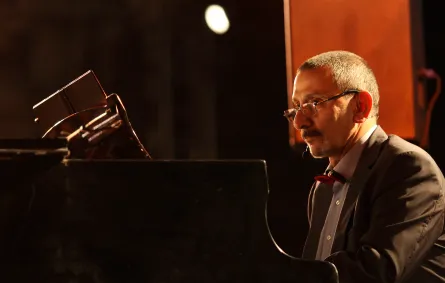 زياد الرحباني خلال حفلته الموسيقية في قلعة دمشق، أواخر 15 يوليو 2009. Ziad Rahbani performs during his concert at Damascus Citadel, late July 15, 2009.مصدر الصورة: AFP PHOTO/LOUAI BESHARA (Photo by LOUAI BESHARA / AFP)