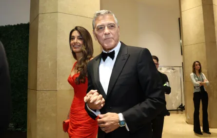 جورج كلوني George Clooney وزوجته أمل كلوني Amal Clooney في حفل توزيع جوائز غولدن غلوب 2026. مصدر الصورة: VALERIE MACON / AFP