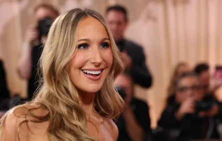 نيكي غلاسر Nikki Glaser في حفل توزيع جوائز غولدن غلوب 2026. مصدر الصورة: Michael Tran / AFP