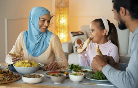 صورة لعائلة تتناول الطعام