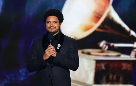 تريفور نواه Trevor Noah في حفل توزيع جوائز غرامي 2025. مصدر الصورة: Kevin Winter/Getty Images for The Recording Academy/AFP
