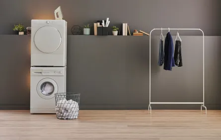 غسالة ومجفف ملابس في غرفة الغسيل 