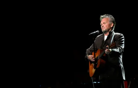 جون ميلنكامب خلال حفل قاعة مشاهير جرامي  John Mellencamp performs onstage during the GRAMMY Hall Of Fame Gala Timothy Norris/Getty Images for The Recording Academy/AFP (Photo by Timothy Norris / GETTY IMAGES NORTH AMERICA / Getty Images via AFP)