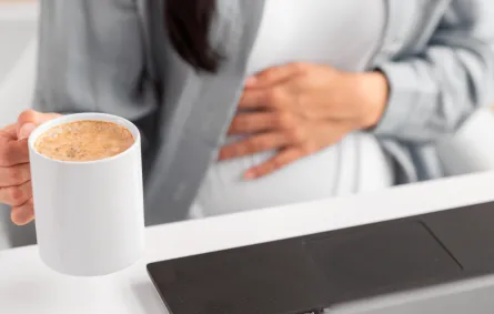 امرأة تشعر بألم القولون بعد تناوُل القهوة- المصدر freepik