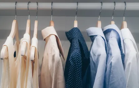 ملابس داخل خزانة
