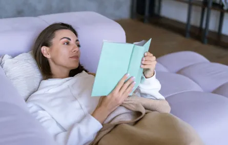 فتاة تقرأ قبل النوم  