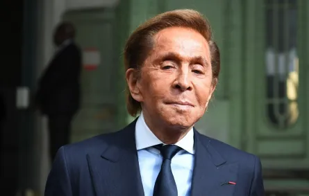 فالنتينو غارافاني في باريس. (Valentino Garavani in Paris). مصدر الصورة: Christophe ARCHAMBAULT / AFP