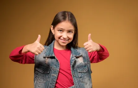 صورة لطفلة وعلامة النصر