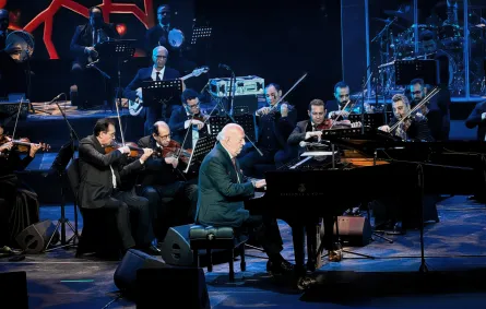 المايسترو عمر خيرت يترك لأصابعه عنان التعبير في لوحة مذهلة بمسرح المرايا بالعلا