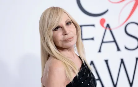 دوناتيلا فيرساتشي في حفل توزيع جوائز مجلس مصممي الأزياء الأمريكي 2025 Donatella Versace attends the 2025 CFDA Awards Dimitrios Kambouris/Getty Images/AFP (Photo by Dimitrios Kambouris / GETTY IMAGES NORTH AMERICA / Getty Images via AFP)