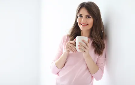 امرأة تشرب كوباً من اليانسون الدافىء